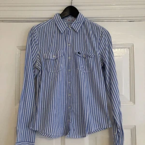  - Skjorta från abercrombie & fitch. 