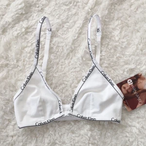  - Calvin Klein topp i storlek S, aldrig använd och med prislapp kvar. Orginalpris 299. Frakt: 20kr.