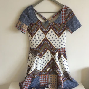  - Multimönstrad klänning i stretchigt hyfsat tjockt material. Jättefin i ryggen dessutom! 