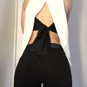  - Hur snyggt linne från Zara? 🤩 Vitt med öppen rygg och en svart rosett som knyts bak i ryggen! 😇 Gör sig visserligen orättvis på bild men så fint! 💕 Kan skickas, men då står köparen för frakt! 💌 Katt finns i hemmet! 🐈