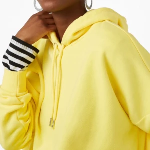  - Oversize klargul hoodie (färgen stämmer bäst på sista bilden), köpt på Monki för 250 kr men knappt använd så i fint skick. Står XS på lappen men passar bäst på en S/M då den är ganska oversize. Skicka ett meddelande om du har frågor eller vill ha fler bilder!