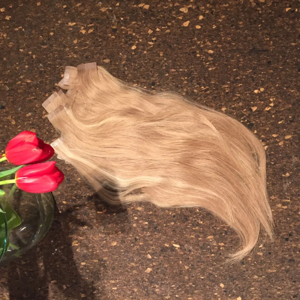 Rapunzel of Sweden bästsäljande tejp hår. Användt ett tillfälle och urtaget försiktigt så det är lätt att sätta i igen och i fin kvalité #p14/60 och 14. Längd 50cm som är uppklippt något. Ca 30slingor. Nypris 3870kr. Övrigt.