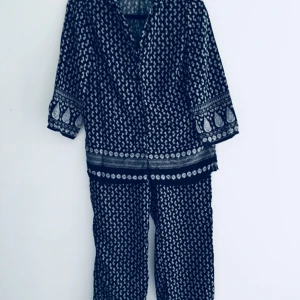  - Two piece-set i ledig passform från Ellos Collection✨ Svartvitt mönster. Blusen är stl 36, byxan stl 38. Använd vid ett fåtal tillfällen!