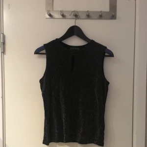  - Glittrig party-top köpt på Beyond retro! Köparen står för frakten✨