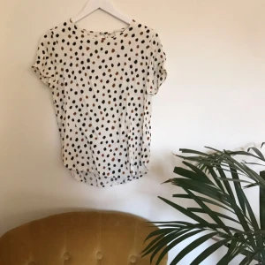  - Prickig T-shirt i fint tyg från H&M. Blusen är i fint skick✨ 