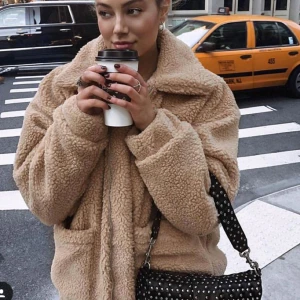  - SÄLJES!! i am gia jacka. 2 första bilderna är lånade men den sista är på jackan. släpper inte iväg den för under 900kr så pruta inte tack! helt ny aldrig använd. TULL OCH FRAKT INRÄKNAT DÄRAV PRISET