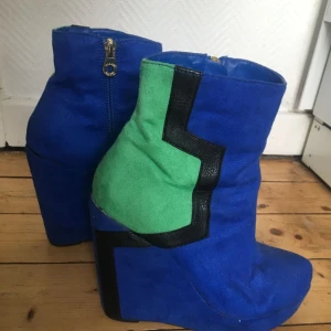  - Ett par år gamla men i väldigt bra skick! Storlek 38 och är jättebekväma, kan gå i dem hela dagar utan besvär. Säljer då jag har för många par skor i min lilla lägenhet och hoppas dessa unika skor kan glädja någon annan! Ena klacken är limmad i hälen och sitter bra men limmet syns lite, kan säkert pillas bort och göras snyggare :) Köparen står för frakt, kan även mötas upp i Malmö! 