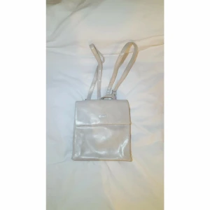  - Beige väska från Bozzini. Fläckar och lite smutsig inuti se bild 3. Köparen står för frakten! 