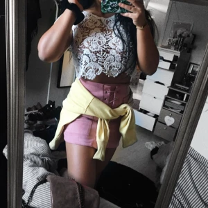  - Snygg virkad/stickad crop trop/kort tröja. Använd högst 2 gånger, så i nyskick. Lappen bortklippt. ❣️ FRAKT INGÅR I PRISET!! Alla mina priser är inklusive frakt. Samfraktar vid flera köp. Skickar via postnord eller möts upp i Karlstad. Inga skambud, tack! Har många olika annonser ute, så kika gärna på min profil. Happy shopping. 