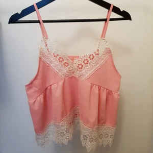 Rosa topp - Supersöt, somrig topp. Aldrig använd. Kan hämtas i Sthlm central eller fraktas, du står för frakten. 