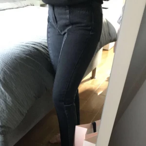  - NA-KD byxor som är SUPER Coola och snygga som passar till till. (Modet)