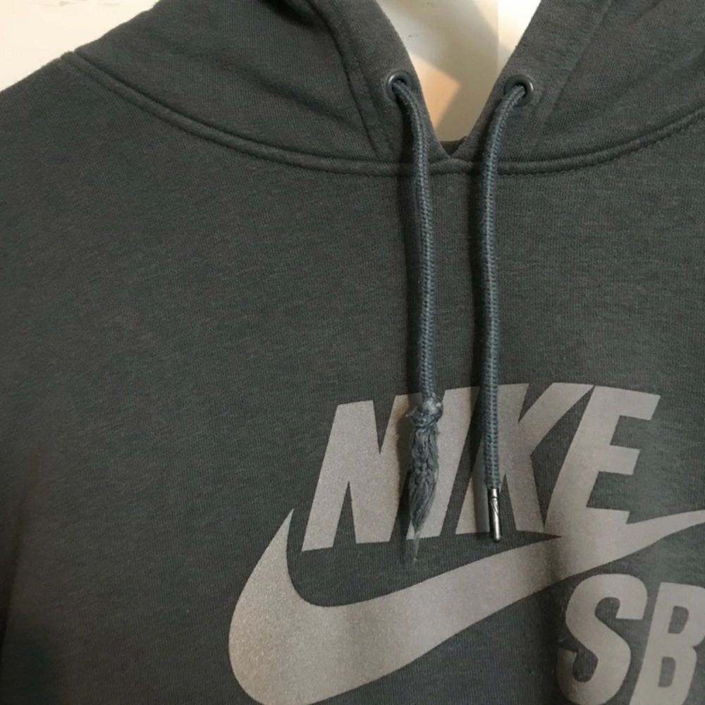 En Nike SB-hoodie som är köpt i Barcelona. Tyvärr tappat ena ”flärpen” på banden som spänner huvan därför det billiga priset! Annars i bra skick, 7/10 skulle jag säga. . Huvtröjor & Träningströjor.