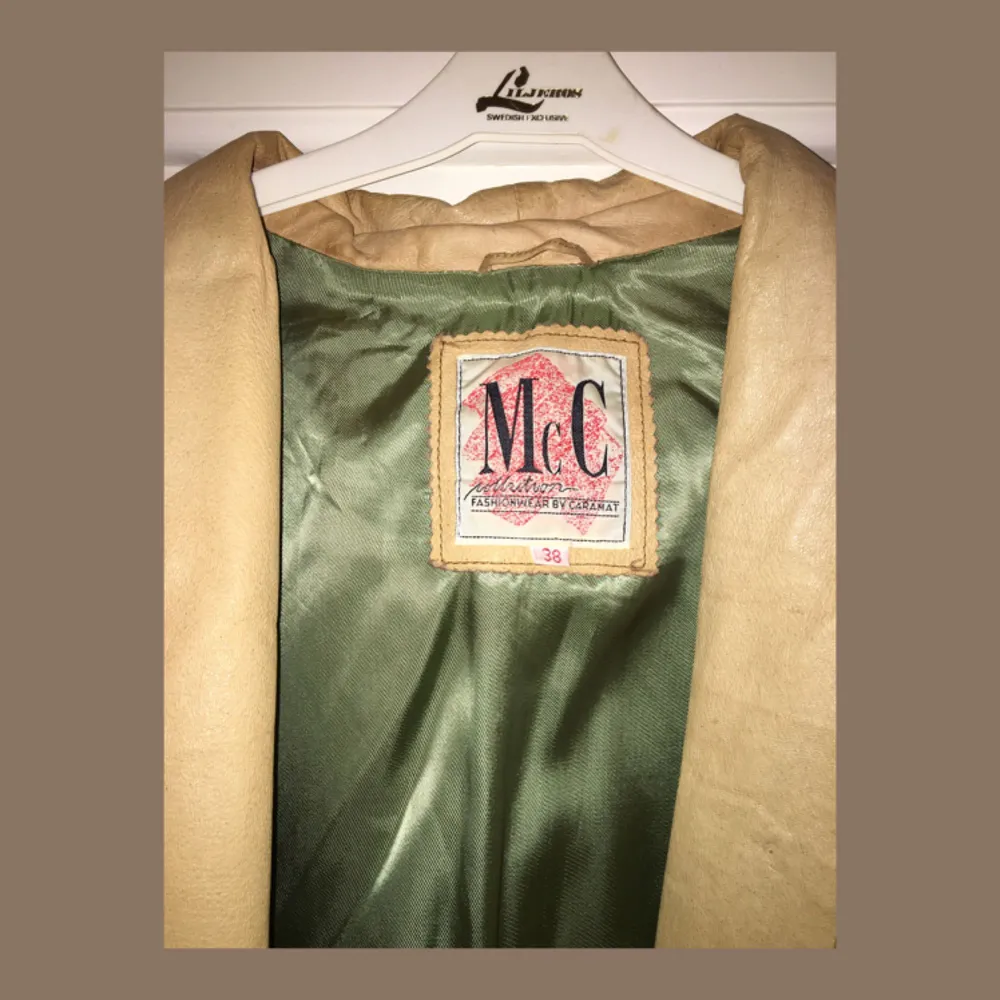 Svinsnygg vintage jacka i faux läder. Insida av grönt silkes-aktigt tyg, storlek 38! Very 90's, skitsnygg m en hoodie under🌹 Frakten betalas av köparen eller så möts vi upp i Stockholm🦋. Jackor.
