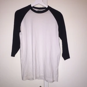  - Säljer pga passar inte längre. Pris går alltid att diskutera. Kan mötas upp i Stockholm annars kan jag frakta och då står köparen för frakten