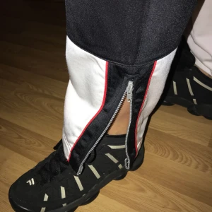  - ☄️ snygga kappabyxor strl large men mer som medium! dragkedja längst ner som går att stänga. ☄️