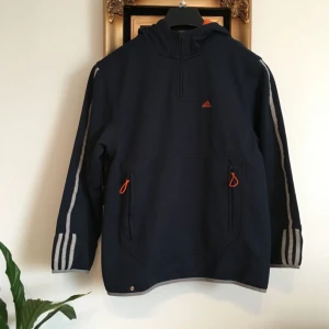  - Cool vintage Adidas kofta köpt på HUMANA SECONDHAND. Trots det är den i mycket fint skick. Frakt ingår i priset 😋