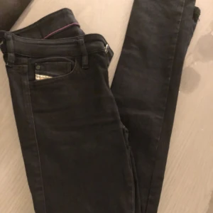  - Dieselbyxor storlek 24/32. Pris 80kr 🌸