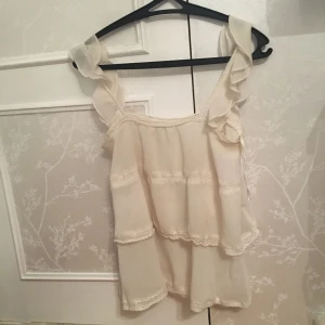  - Super söt blus(transparent)  från gina tricot!!! Skriv för mer bilder!! Köper du ett annat plagg från mig kan du få denna för 20%billigare!