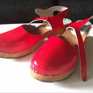  - Oanvända träskor.