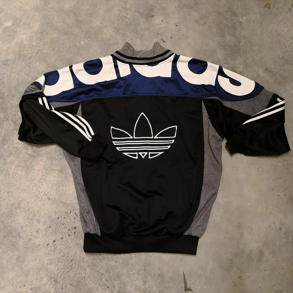 Snygg retro 90s wct tröja från Adidas!!! Såååå fin och i jättefint skick😀✨💥❤️😍 blå, svart, grå och vit 😍😍 Eventuell frakt betalas av köparen😘❤️✨. Hoodies.