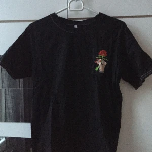  - Svart t-shirt med tryck både fram och bak. Jätte fint tryck och coola vita sömmar vid nacken och ärmarna som detaljer. Använd endast ett fåtal gånger. Frakt 35kr ✨