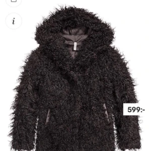  - Svart jacka i något slags faux fur/teddy-material. Går strax nedanför rumpan och har en stor luva. Har för många fuskpälsar så säljer den vidare! 🙃 Storlek 36