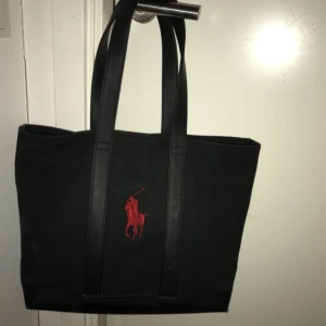  - Knappt använd väska från Ralph lauren (äkta) köpt i USA. Nypris 800kr Köparen står för eventuell frakt ❤️