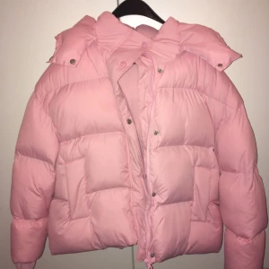  - En fet jacka i rosa bubblegum! Supervarm i de sämsta väder Sverige har att erbjuda.    Kolla gärna in mina andra sells!!  Använd en gång, nypris 1200:-