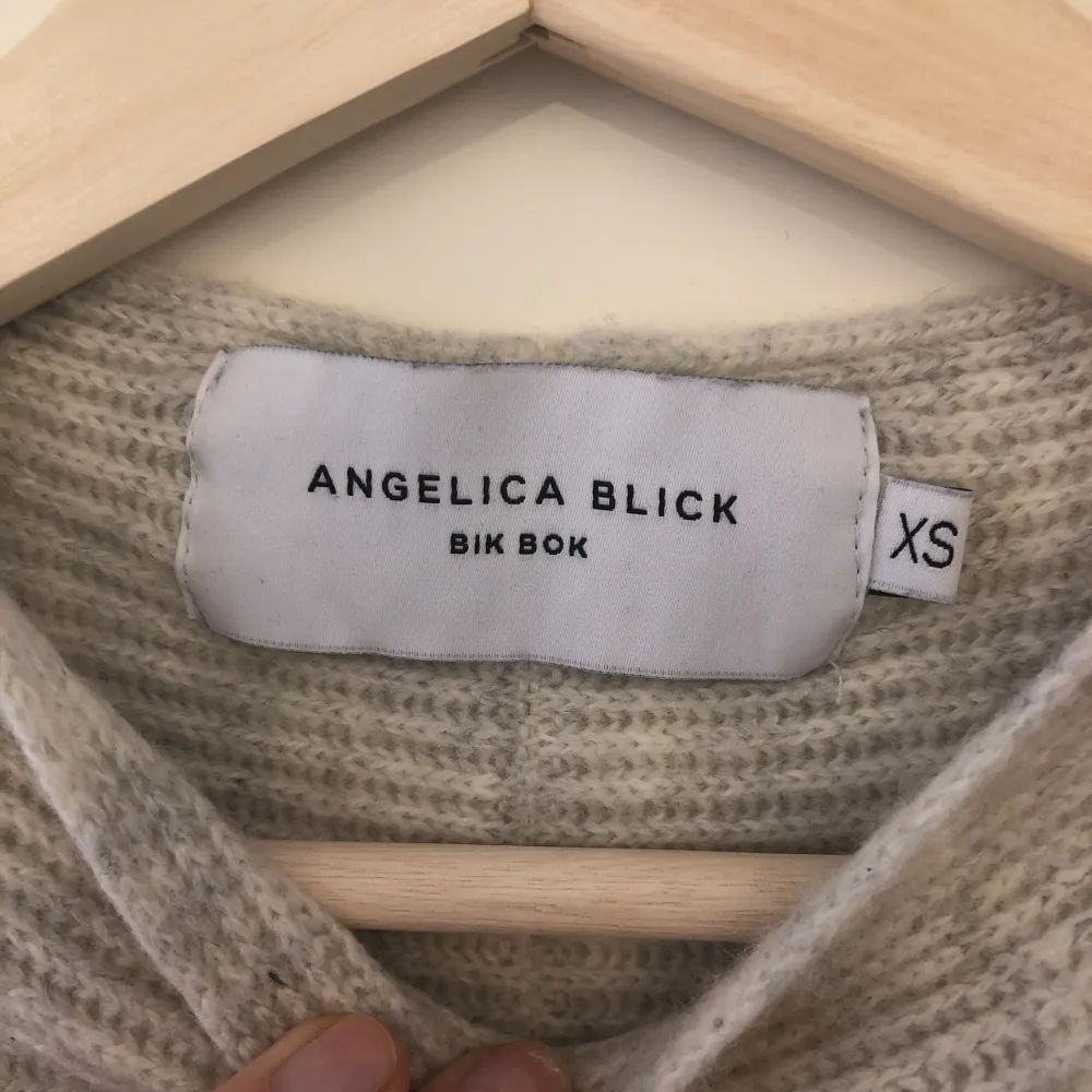 Stickad tröja från Angelica Blick för BikBok. Korta ärmar, slits på ena sidan, hög i ”kragen”. Den är för liten på mig, jag har storlek s/m annars... Tröjor & Koftor.