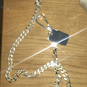  - Om du gillar minimala kedjor är denna rätt för dig. Tyvärr för liten för min smak men säkert asgo om man gillar lite mindre. Aldrig använt men 10/10 ändå.