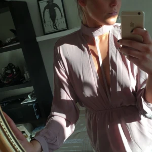  - Super snygg fest topp från Na-Kd, använt ett fåtal gånger. Ett spänne saknas uppe i halsen, men den går att stänga ändå. Frakten tillkommer om så behövs. 