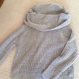  - Super mysig mjukstickad tröja från Gina Tricot, använd en gång. Frakt tillkommer om det behövs skickas.