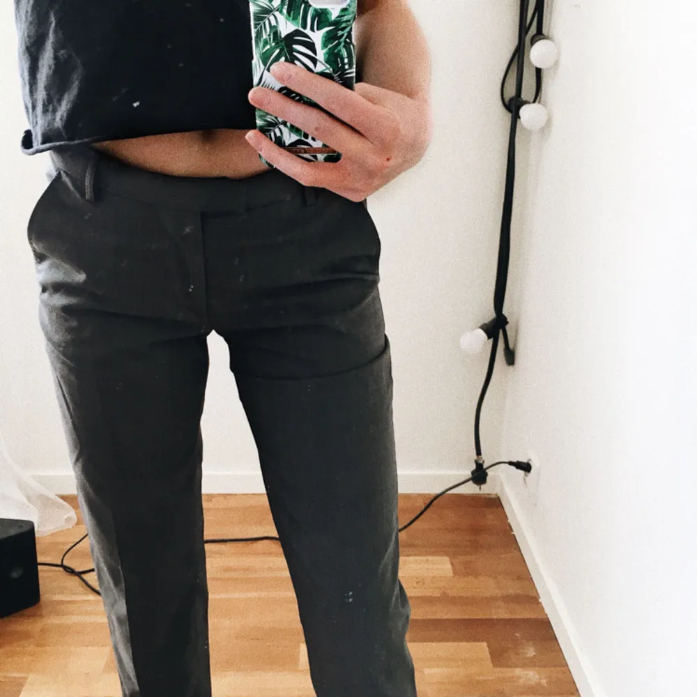 Äkta kostymbyxor från Tiger of Sweden i modellen ”Marissa”. Aningen stora för mig nertill, aldrig använda. Mörkgrå i en klassisk, rak design!’ ✨ Nypris: runt 1000. Jeans & Byxor.