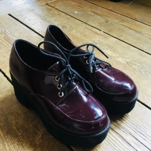  - Lila/vinröda lackskor köpt på second hand. Aldrig använda av mig. Möts upp i centrala Stockholm annars tillkommer frakt 🌸