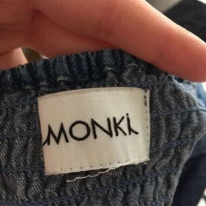  - Fin topp från Monki i jeansmaterial! Väldigt oelastiskt material, men skulle tippa på att det är en XS/S beroende på bröststorlek! Jag har C kupa och den är för liten för mig. Frakten är inkluderad i priset (postens S påse, 35kr.) Kan även mötas upp i Uppsala, då försvinner kostnaden för frakten.