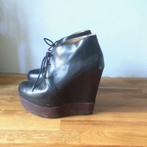  - Acne Atacoma, väldigt sparsamt använda pga för små = Liten i storlek.  Klackhöjd ca 12cm.  Ordinarie pris ca 4000,- 