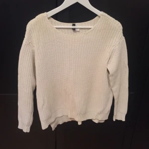  - Stickad vit tröja