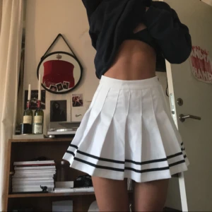  - Oanvänd kjol från hm, lite sailor moon känsla på det hela. Har ej haft tillfälle att använda och skulle gärna se någon ge nytt livet i plagget!  Frakt är inräknad i priset 🌹🌹