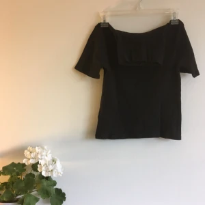  - Svart t-shirt med turtleneck och något längre ärmar. SUPERSNYGG! Frakt tillkommer. ♻️