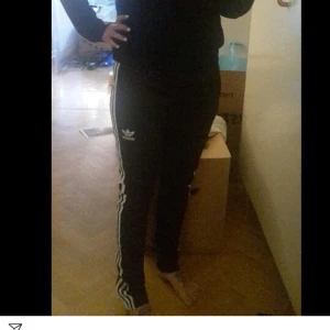  - Tighta svarta adidas i nyskick 
