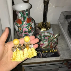  - Charmiga gula öronhängen från hm. Knappt använda och väldigt festliga!   Står för frakten 