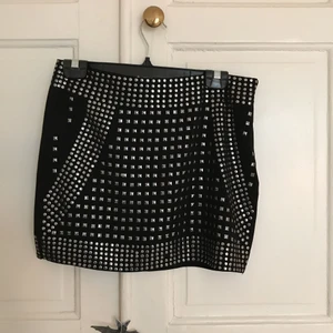  - Kjol supersnygg saknar en nita kolla på bilden  Hämta i Majorna Mötas - Göteborg  Betala - Swish eller kontant Skicka - Köparen står för frakt Filmar - alltid när jag postar Villkor - Endast seriösa köpare Ta inte ansvar efter jag har skickat  Finns kvar så länge annonsen ej är borttagen