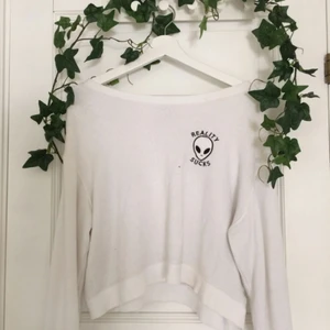  - (OBS! Pricken på bilden är smuts på min kameralins, inte en fläck) Mysig tröja ifrån Pull&Bear söker nytt hem💞Den är väl använd men i gott skick, priset är inkl frakt. Står L i tröjan men passar mig som har S (då lite oversize). Om det är något ni undrar över, titta gärna in på min profil eller skicka en fråga.🌱