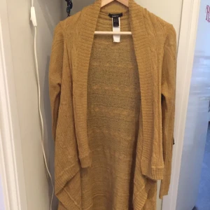  - Lång kofta/cardigan. Stl M men passar till S också. Märke Mango. 