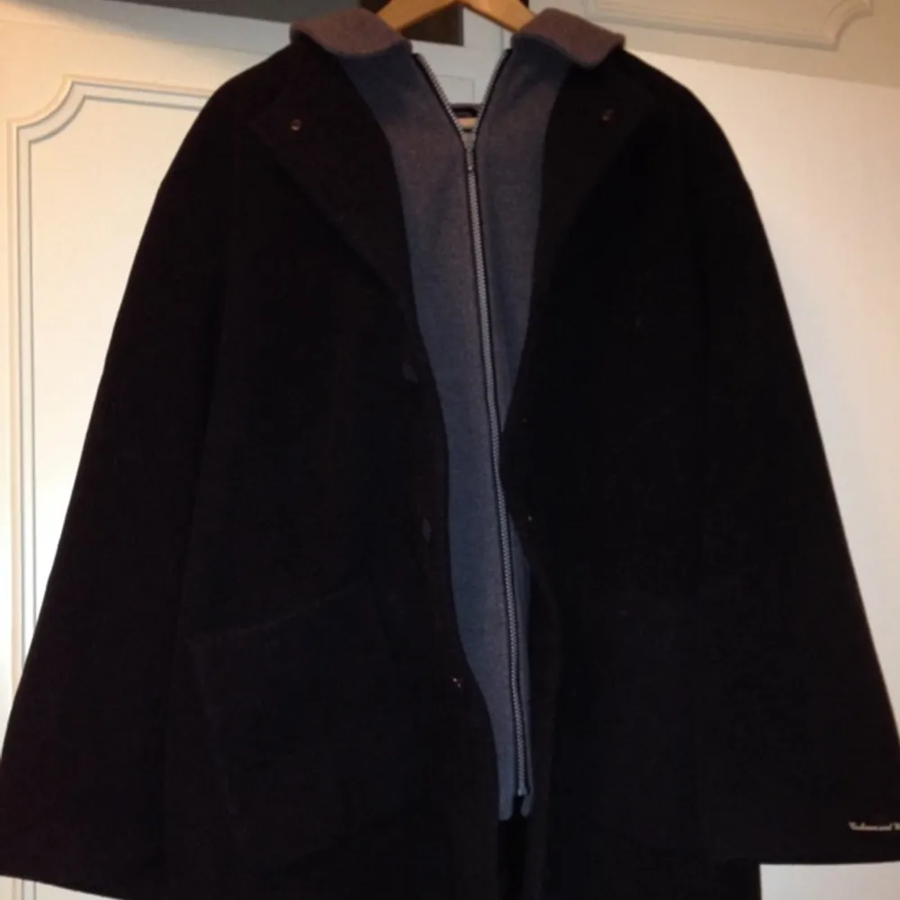 Sparsamt använd svartgrå kappa i cashmere och ull. . Övrigt.