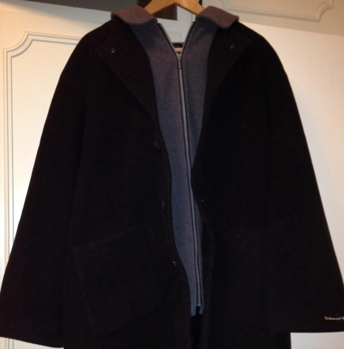 Sparsamt använd svartgrå kappa i cashmere och ull.  - 1387369668