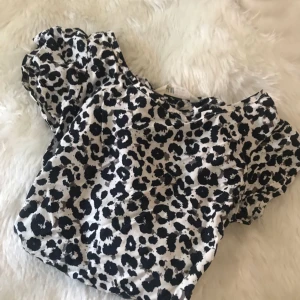  - En blus från hm ganska mycket använd men i mycket  bra skick.🌸 