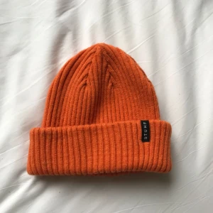  - Orange beanie. Använd max 5 gånger. Möter gärna upp i Stockholm annars betalar den som köper frakt!