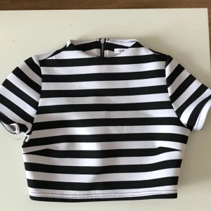  - Snygg topp från Glamorous. Knappt använd. 