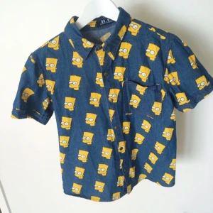  - T-shirt skjorta med bart Simpson på. Köparen står för frakt! Frakt 72kr!